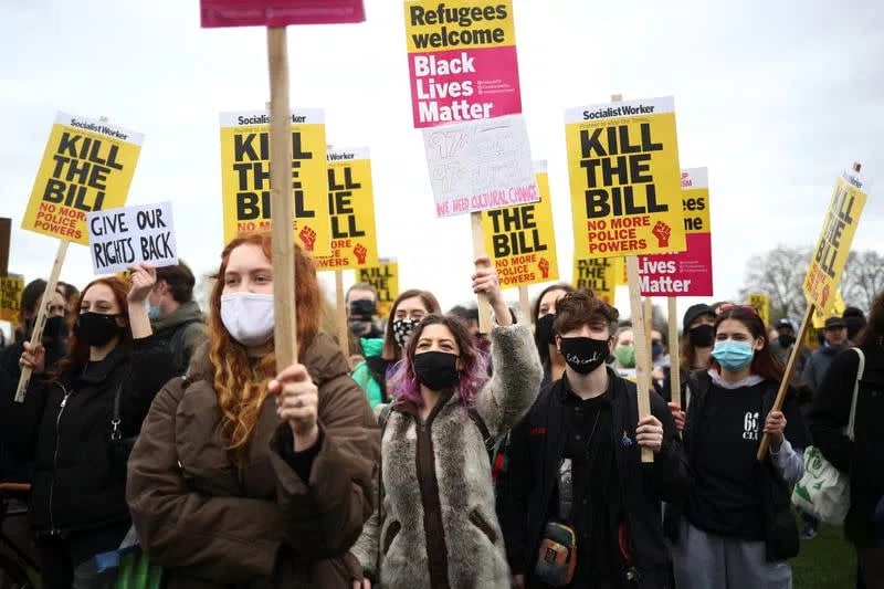 周六，英国数千名抗议者参加“杀死法案（kill the bill）”集会，抗议一项拟议中的法律