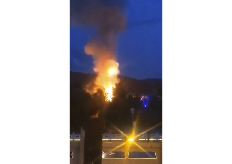 美联社获得的一段视频显示，8月3日，与中国相邻的朝鲜惠山市曾发生爆炸