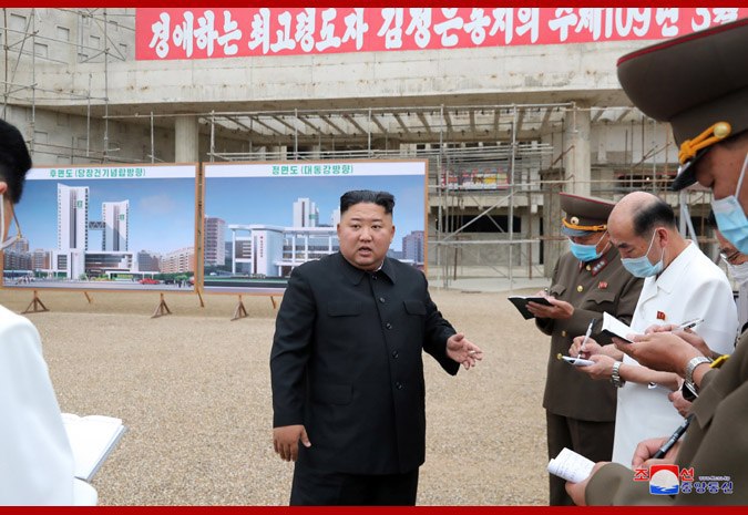 朝鲜劳动党委员长金正恩视察了平壤综合医院建设工地，在听取了平壤综合医院建设联合常务对全盘工程情况的汇报后，严厉指责在有关建设的经济组织工作中出现的深刻问题
