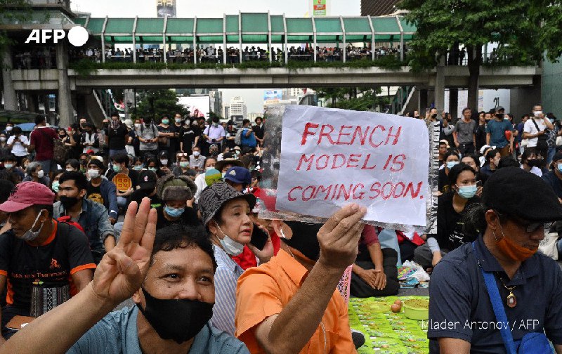 尽管泰国当局通过采取紧急状态和抓捕主要活动人士的方式来镇压持续数月的亲民主示威活动，但周四仍有约一万名抗议者继续聚集示威