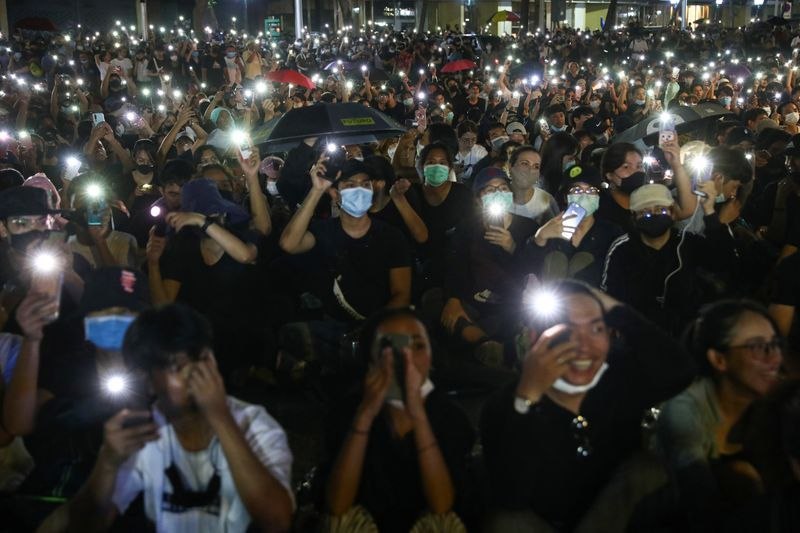 周日，上万名泰国抗议者在首都曼谷集会，他们高呼“推翻独裁统治”和“国家属于人民”的口号，这是自2014年政变以来迄今规模最大的反政府示威活动