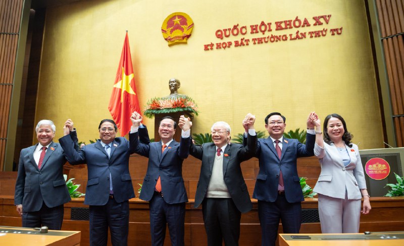 越共向国会提名武文赏（左三）继任越南国家主席（2021–2026年任期），3月2日上午在十五届国会第四次特别会议以487/488票表决通过