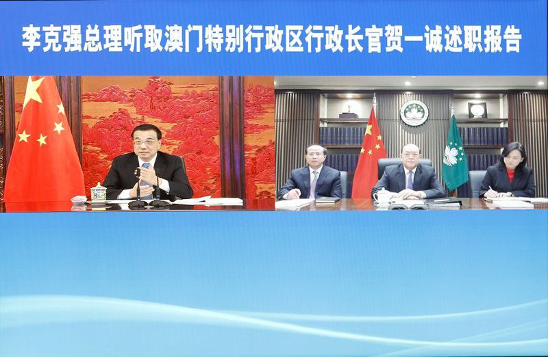国务院总理李克强上午在北京通过视频会议的方式，分别听取香港行政长官林郑月娥和澳门行政长官贺一诚的述职报告，这是香港、澳门回归以来两地的特首分别首次通过视频方式述职