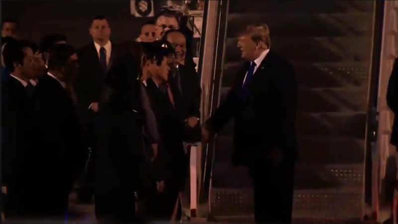 美国总统特朗普抵达越南河内内排国际机场