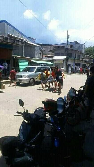 当地警方的初步报告显示，爆炸发生的时间在上午11：53左右，地点位于贺洛镇的沃尔德城村的一家食品店和一家电脑店前面