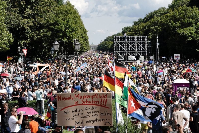 据警方估计，周六中午，德国首都柏林有近1.8万人聚集，抗议针对疫情的限制措施