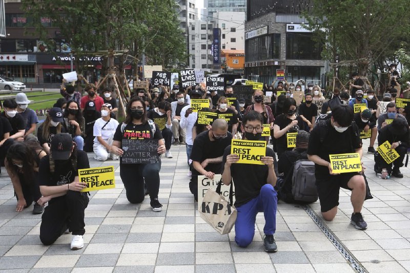 周六，数万名抗议者涌入美国首都和其他主要城市，反对警方暴行和种族不平等