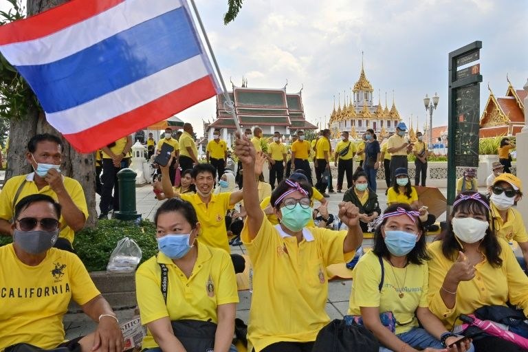 周三，泰国首都曼谷有数千名支持国王的反政府示威者聚集，与此同时，年轻人领导的呼吁民主改革的抗议活动也在蓬勃发展