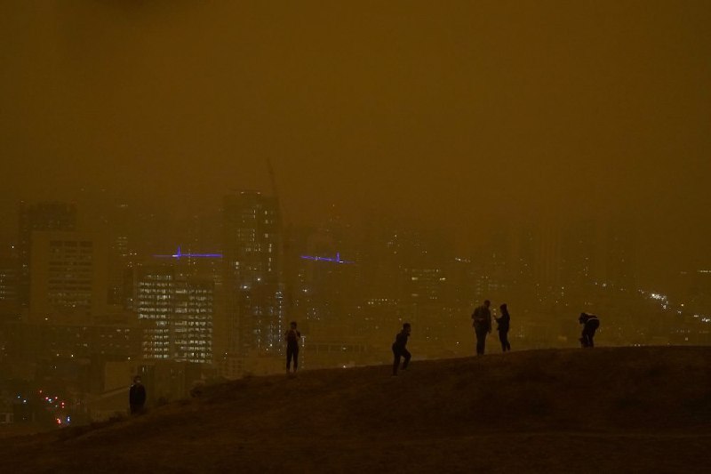 美国西部发生数十起野火，多地烟雾弥漫，天空暗淡，甚至呈现橙色