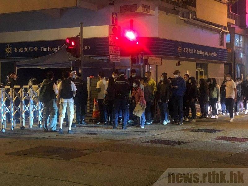 香港政府在凌晨展开行动，封锁油麻地佐敦地区的指定检测区，直至区内所有须接受强制检测人士完成检测，以令小区病例“清零”
