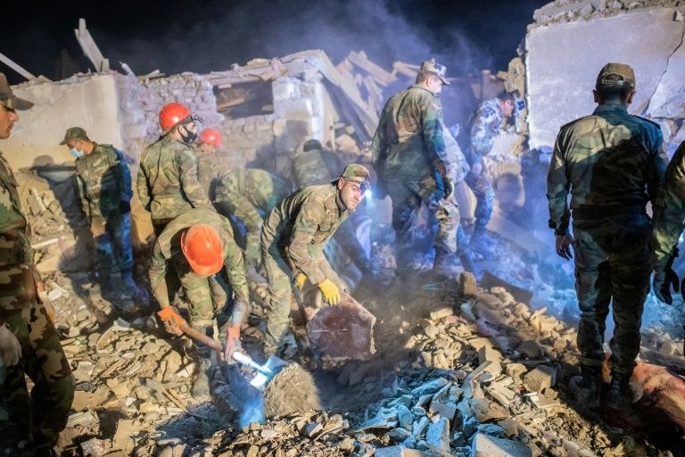 周六，阿塞拜疆第二大城市甘贾发生导弹袭击，一排房屋被夷为平地，造成12人死亡，40多人受伤，这标志着有争议的纳戈尔诺－卡拉巴赫（纳卡）地区冲突急剧升级