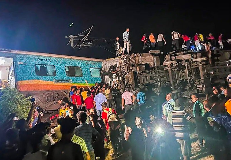 印度东部奥迪沙邦6月2日晚发生列车脱轨相撞事故，造成至少120人死亡，850人受伤