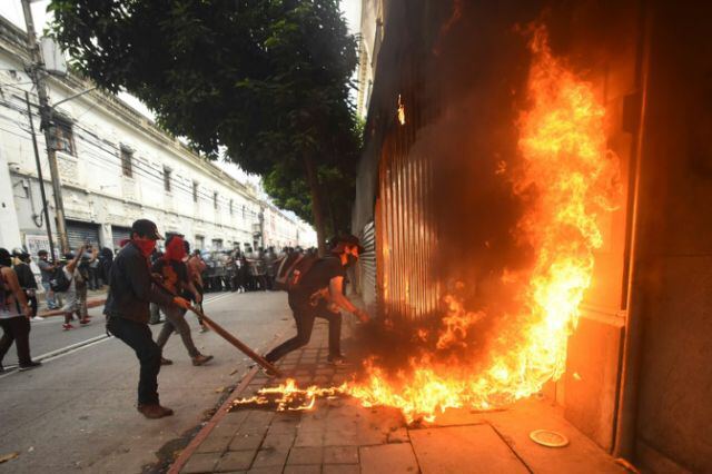 中美洲国家危地马拉日前通过一项预算案、点燃人民怒火后，数百名民众21日在一场要求总统亚历杭德罗·贾马太下台的抗议活动中纵火焚烧部分国会建筑