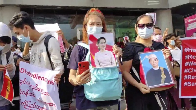 周日，数万人在缅甸仰光举行第二天的游行活动，全国各地还有数千人，抗议军方政变以及拘留昂山素季