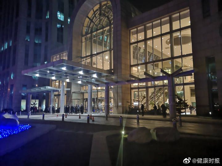 根据网上流传一份“关于佳程办公员工进行核酸检测的通知”显示，昨天夜间11时左右物业管理处收到情况举报，A座某客户在境外进行核酸检测结果为阳性，但至今无直接医疗证明显示该核酸结果