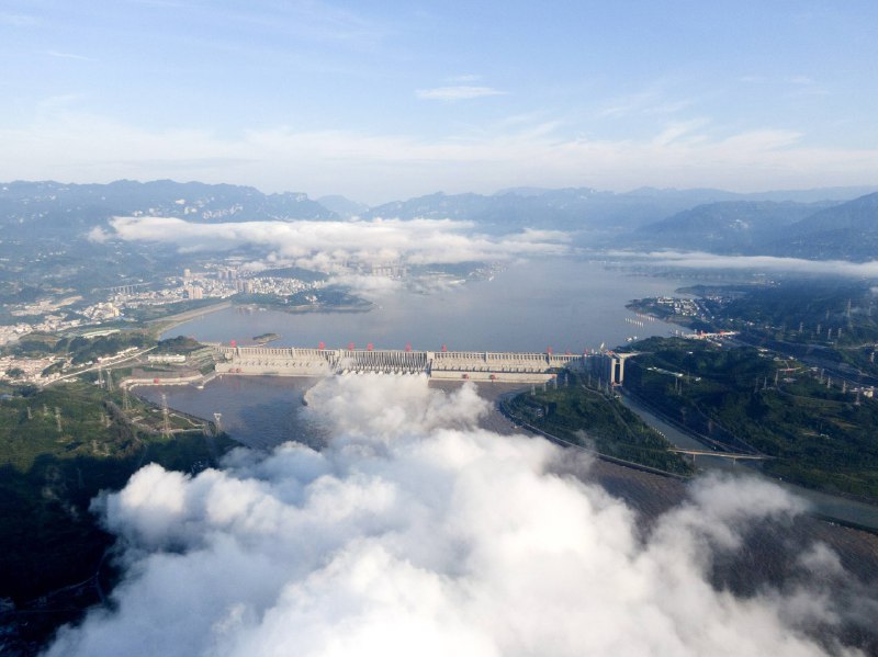 8月19日，长江三峡水利枢纽工程开启泄洪深孔泄洪