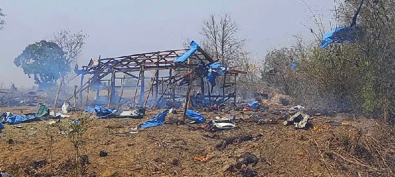 缅甸军方11日对实皆省的反对派仪式发动空袭，造成约100人死亡