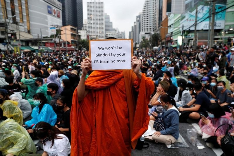 周日，成千上万名泰国示威者占领曼谷的交通枢纽，反对独裁并要求改革君主制，这也是他们连续第四天无视抗议禁令的示威活动