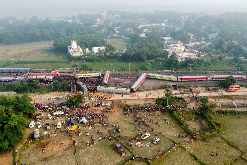 印度官员3日表示，列车脱轨相撞事故已造成至少288人死亡，另有800多人受伤