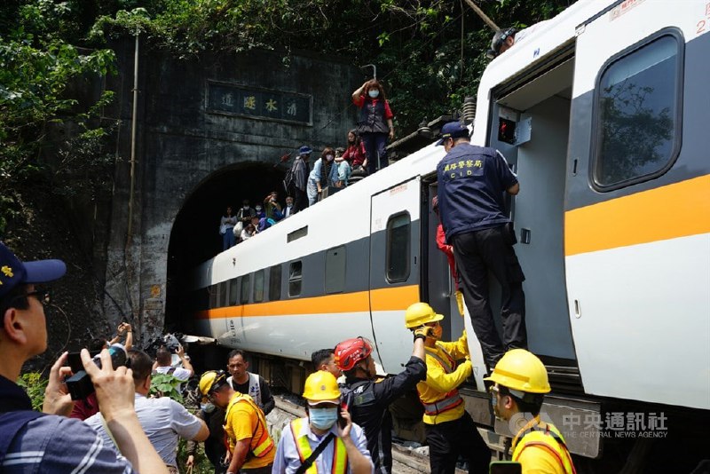 台铁太鲁阁号在花莲大清水隧道疑似遭工程车砸中发生出轨意外，疑涉肇事的李姓工业社负责人遭花莲县新城警分局侦查队带回侦讯，目前人在在崇德派出所接受讯问