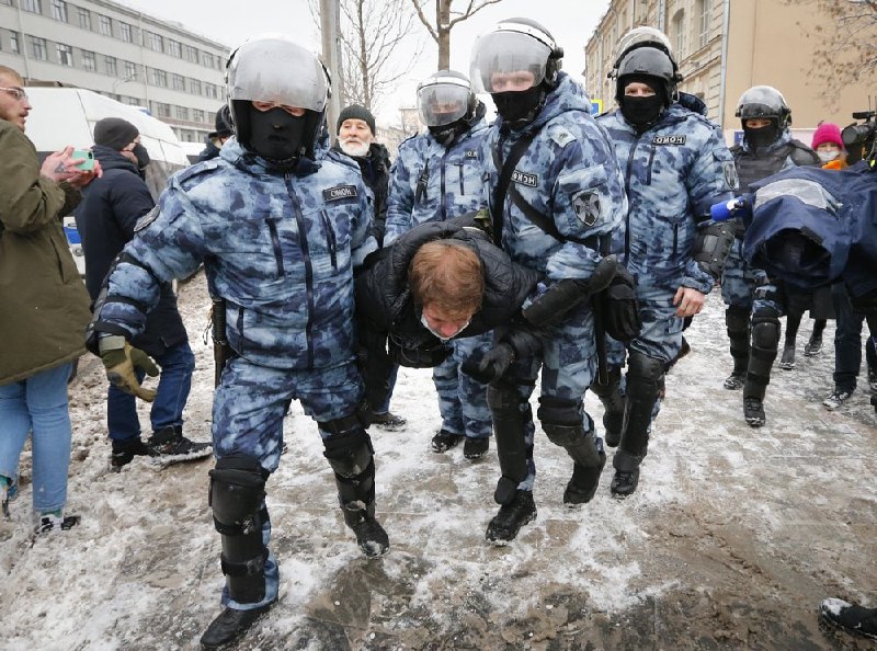 周日，俄罗斯数千人不顾当局警告走上街头，要求释放被关押的反对派领袖阿列克谢·纳瓦利内
