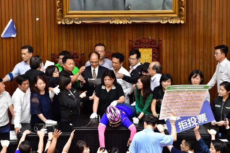 为反对监察委员人事案，国民党持续占领议院主席台，经过一小时多的拉扯冲突后，国民党立委陆续被驱离主席台，立法院长游锡堃在绿委层层簇拥下，在主席台将民进党团提案“建请将监委人事案停止说明、询答，作成决议送院会投票”交付表决，通过后即宣告散会