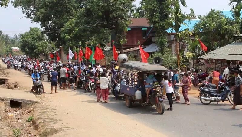 据目击者和当地新闻媒体的报道，缅甸安全部队周六枪杀了至少50名抗议者