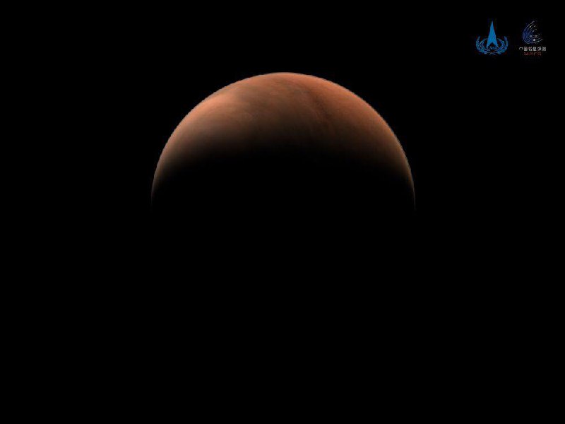 3月26日，国家航天局发布两幅由我国首次火星探测任务“天问一号”探测器拍摄的南、北半球火星侧身影像