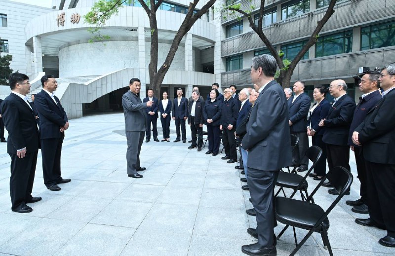 习近平4月25日上午到中国人民大学考察，观摩思政课智慧教室现场教学、参观校史展、考察图书馆，最后与师生代表座谈