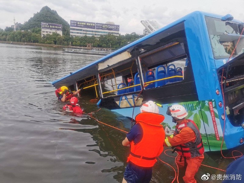 7日中午12时左右，贵州安顺一辆载有高考学生的公交车一头撞坏道路护栏，冲进安顺市虹山水库