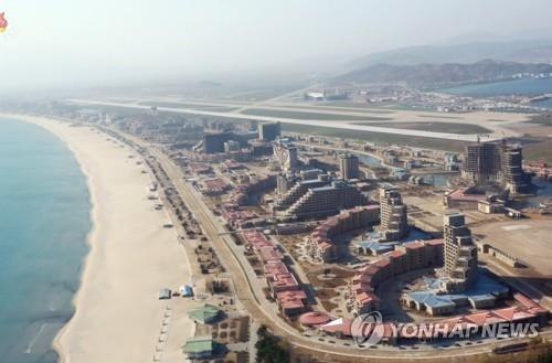 朝鲜《劳动新闻》27日报道称，领导人金正恩积极支持江原道元山葛麻海岸旅游区的建设，并向参与建设的人员表示感谢
