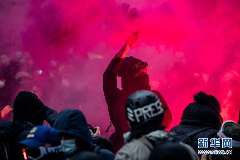 法国多个城市5日举行游行示威活动，警方和示威者在部分游行地点发生冲突，60多名示威者被逮捕
