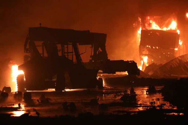 孟加拉国吉大港地区4日晚发生的集装箱堆场火灾已造成至少49人死亡，目前大火仍未被完全扑灭