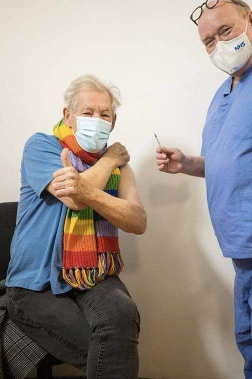 著名演员Ian McKellen爵士表示自己已经接受新型冠状病毒疫苗接种，他说会毫不犹豫的把疫苗推介给别人