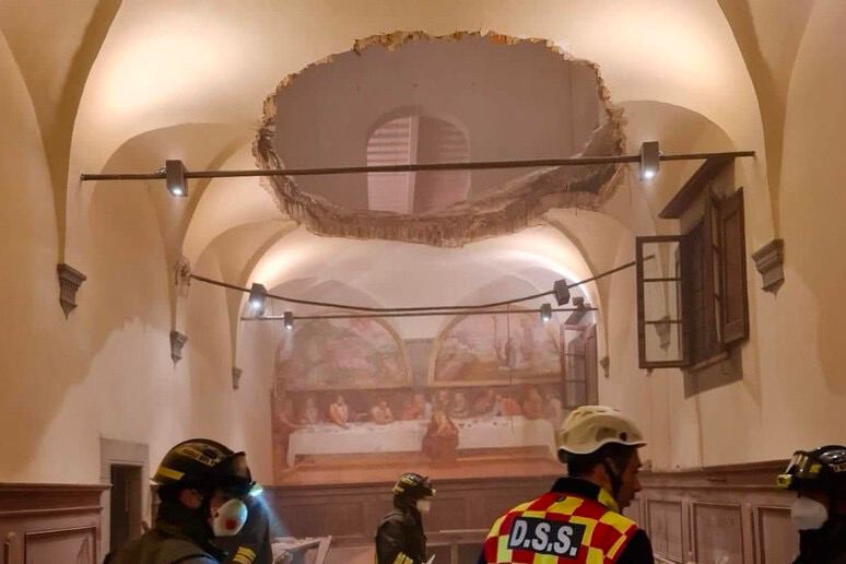 意大利北部托斯卡纳大区皮斯托亚市一座古修道院13日晚间20时许发生楼板坍塌事故，导致大约35人受伤，其中6人伤势严重，但没有生命危险