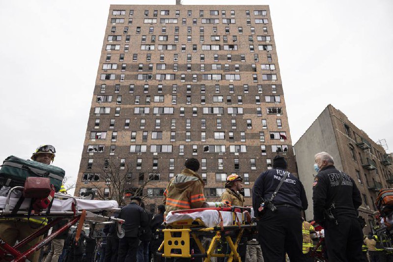 美国纽约市一公寓楼9日因空间加热器故障引发火灾和浓烟，造成19人死亡，其中包括9名儿童