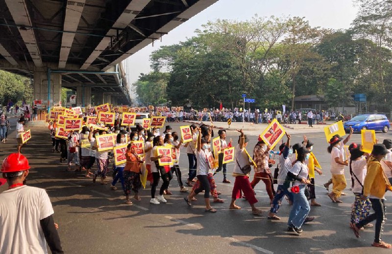 周日，抗议者再次聚集在缅甸各地
