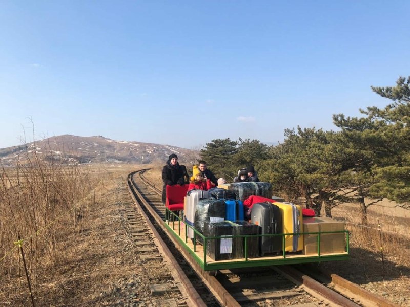 俄罗斯驻朝鲜大使馆的8名工作人员用了超过34小时才返回俄罗斯，最后通过人力轨道车走过了俄罗斯跟朝鲜之间的界桥，进入俄罗斯境内