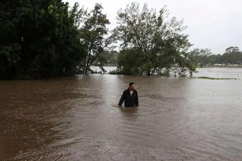周末，澳大利亚东海岸的暴雨给一些地区带来了50年以来最严重的洪灾，迫使数千人撤离，数百座房屋受损