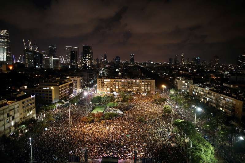 周六，数千名以色列人在特拉维夫举行示威活动，对政府在疫情期间遭受的经济打击做出的无能反应感到愤怒