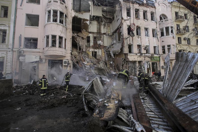 俄罗斯军队继续轰炸包括基辅在内的乌克兰城市，双方的谈判仍在继续