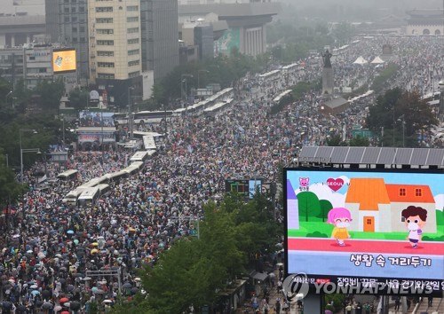 韩国总统文在寅16日在脸书发文，就15日部分教会在首尔市光化门广场举行集会一事强烈谴责称，这是对国家防疫系统的挑战，也是严重威胁国民生命的行为