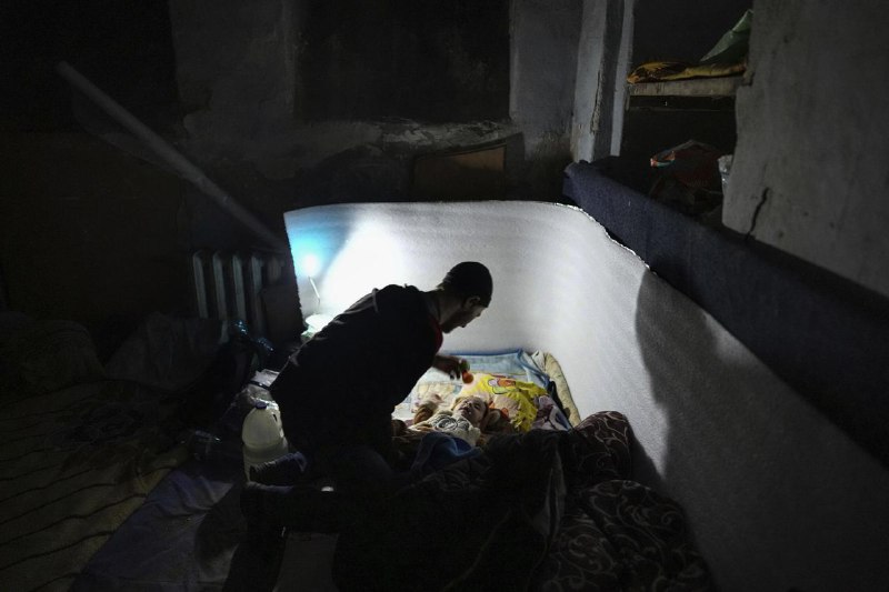 自俄罗斯入侵乌克兰后，美联社的两名记者是唯一出现在马里乌波尔的国际媒体，他们记录了这座城市陷入混乱和绝望的情况