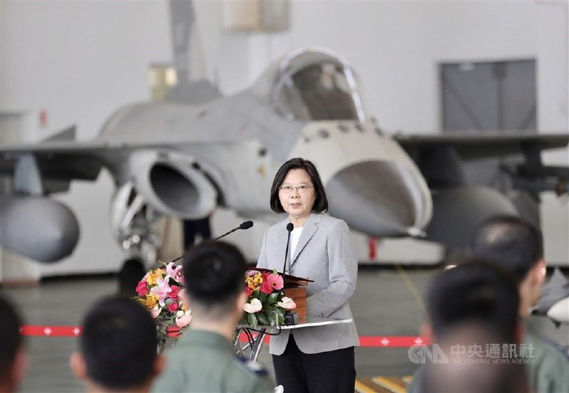 共军近期频频扰台，总统蔡英文今天赴澎湖视导空军“天驹部队”，蔡总统强调，她对空军有信心，身为中华民国空军，“我们怎么可以让别人在自己的领空上耀武扬威”