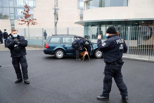目击者告诉路透社，德国当地时间周三，一辆汽车撞上了德国总理默克尔在柏林的办公室大门
