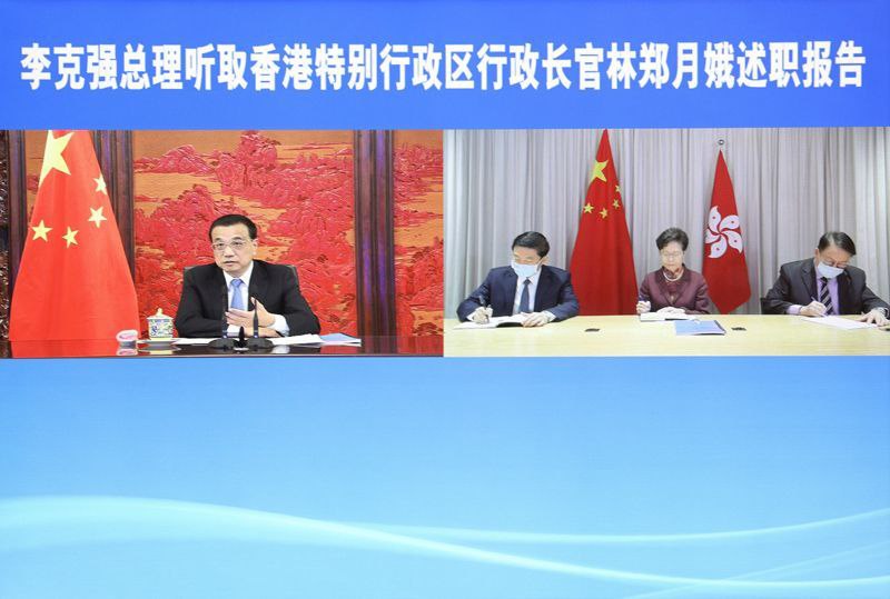 国务院总理李克强上午在北京通过视频会议的方式，分别听取香港行政长官林郑月娥和澳门行政长官贺一诚的述职报告，这是香港、澳门回归以来两地的特首分别首次通过视频方式述职
