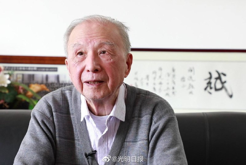 著名历史学家、思想文化史学家、翻译家，清华大学人文学院历史系/思想文化研究所何兆武（图一）先生于2021年5月28日在京逝世，享年99岁