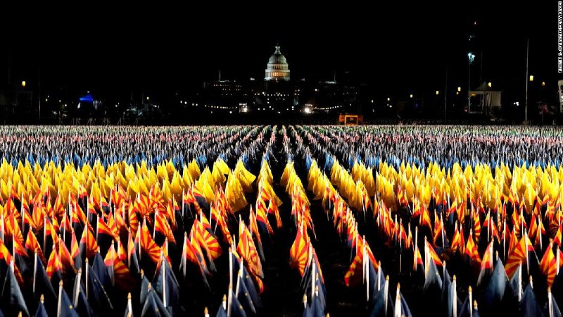 在就任美国总统的前夜，拜登从他在特拉华州的家飞抵华盛顿，在林肯纪念堂前主持了一场纪念四十万死于新型肺炎的美国人的哀悼会