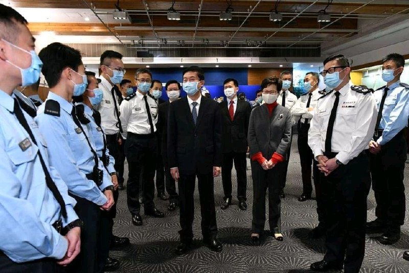 香港中联办主任骆惠宁与香港特区行政长官林郑月娥一同视察警察总部与尖沙咀警署，他们探访因早前处理暴力示威受伤的警察并给予慰问，同时还了解警方如何处理重大事件及帮助追踪疫情