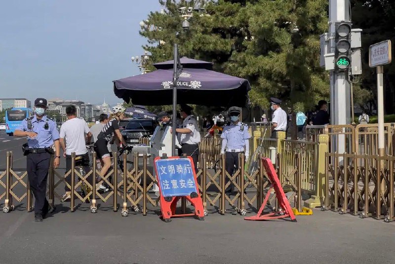 6月4日是六四事件34周年，香港维园连续第四年没有六四烛光集会，亦是30多年来维园烛海首度被庆回归“家乡市集嘉年华”取代，昔日维园内的烛光和鲜花，如今变成家乡小吃和舞狮舞龙表演